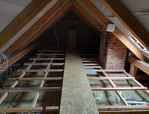 Zateplení stropu rodinného domu pomocí foukané izolace